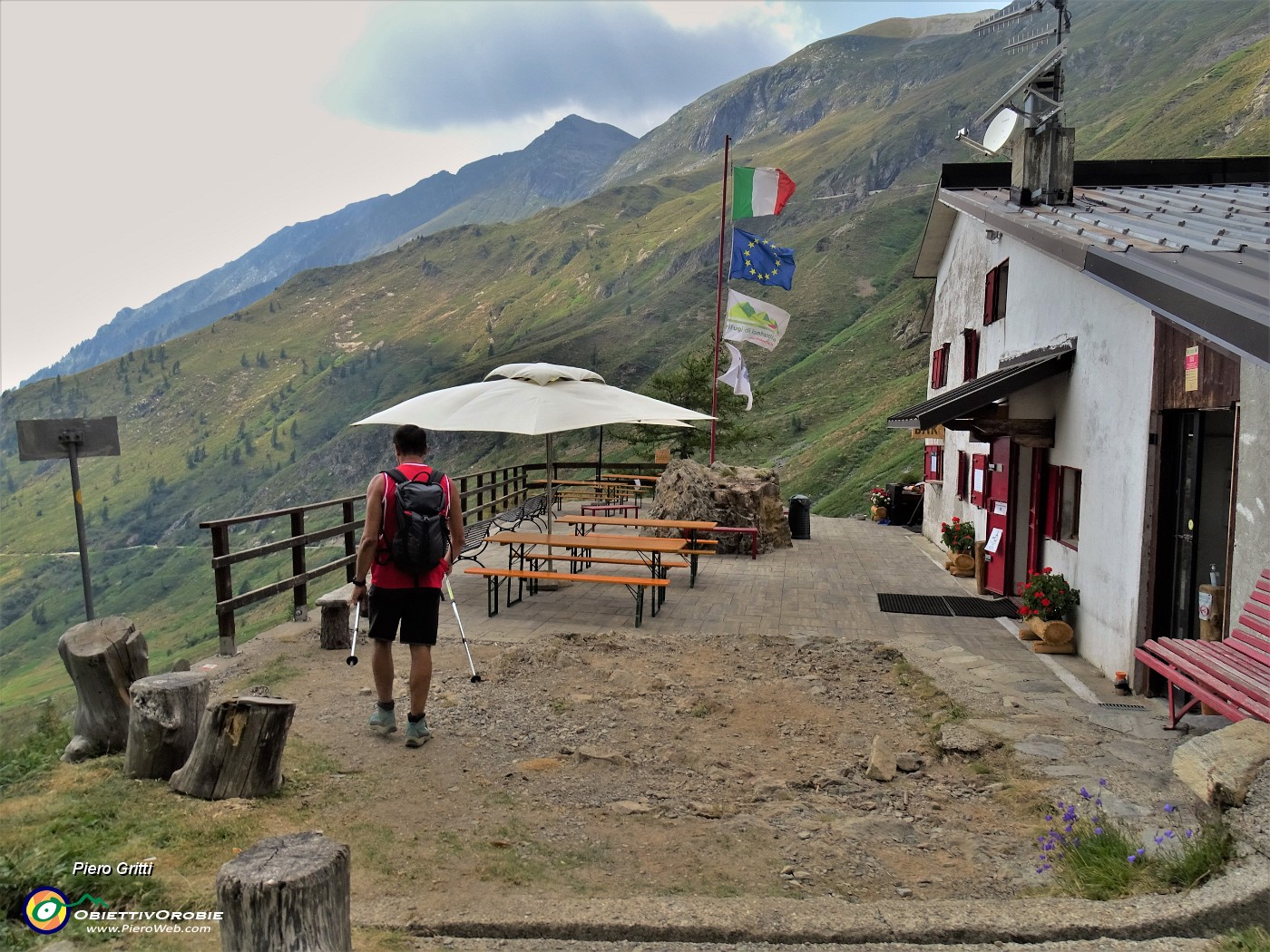 61 Passaggio e sosta al Rif. Longo (2026 m).JPG